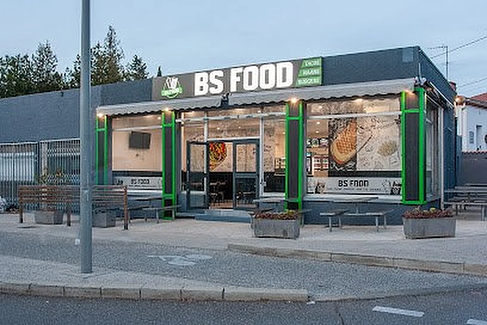 Façade du snack BS FOOD au 140 avenue de Lodève à Montpellier, enseigne et vitrines éclairées